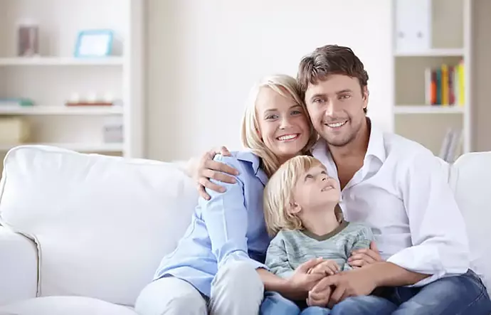 Szczęśliwa rodzina, która ma zabezpieczone mieszkanie przez odpowiednie ubezpieczenie