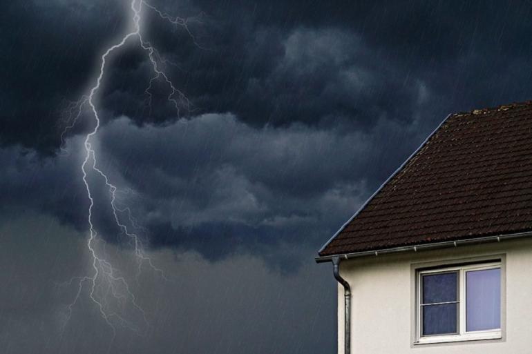 Jakie ubezpieczenie chroni przed letnimi burzami? 